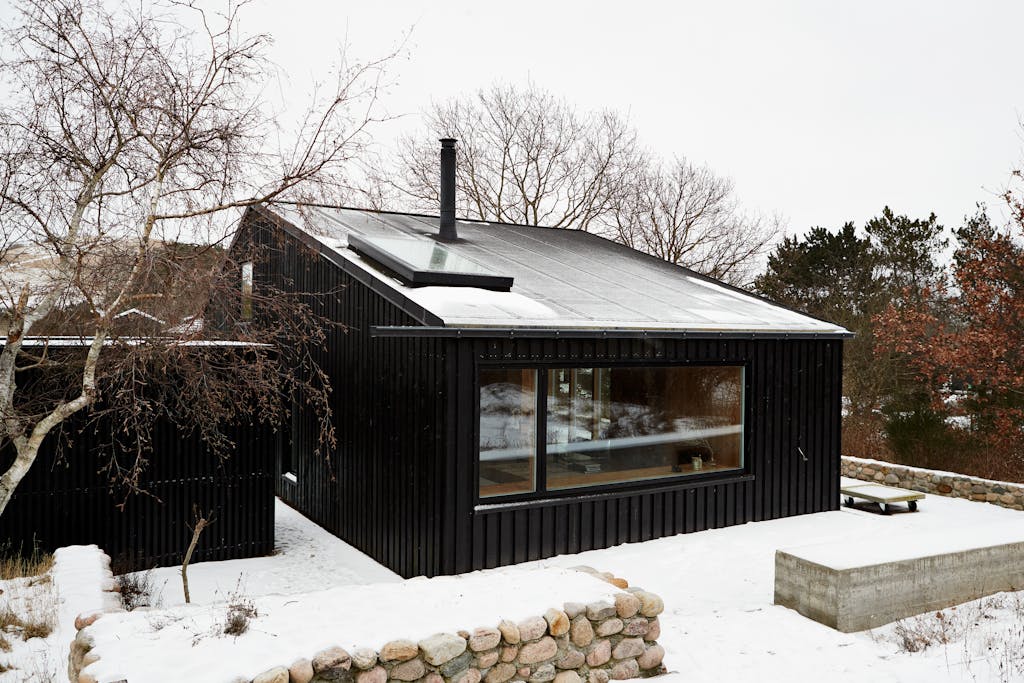 zwart huis met terras