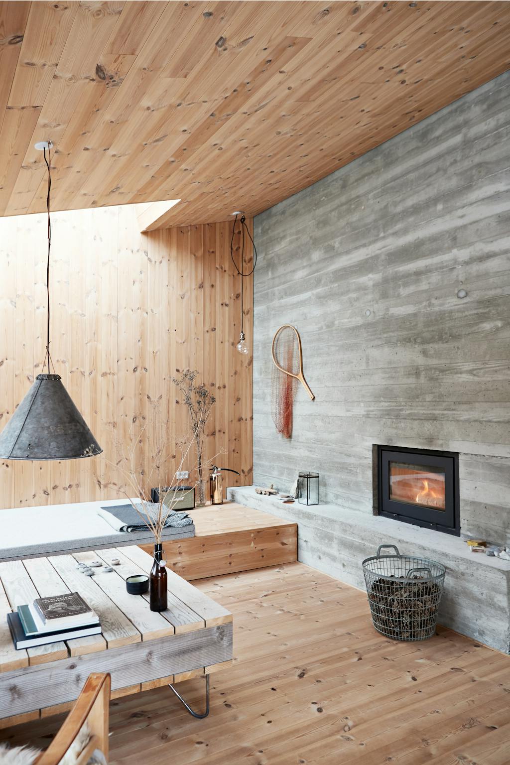 woonkamer in houten hut met betonnen muren ilsted en natuurlijke materialen