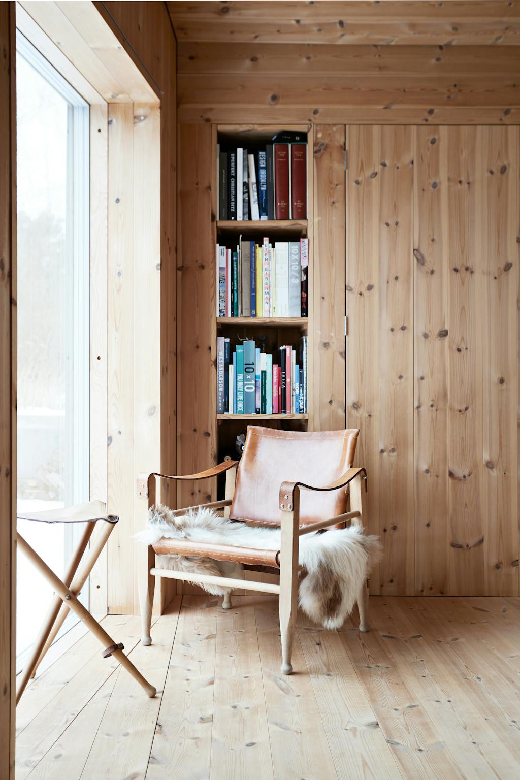 BØRGE MOGENSENS Safari Chair en de jachtkruk behoren tot de weinige losse meubels