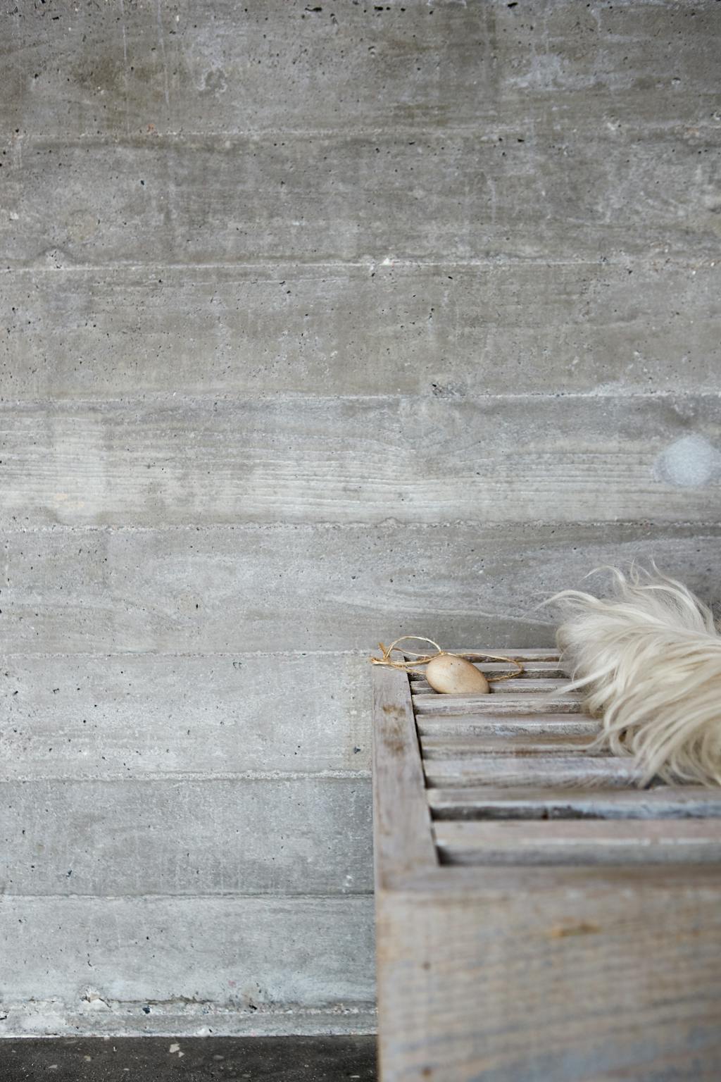 DE HOUTEN BANK gemaakt van restmateriaal van de bouw