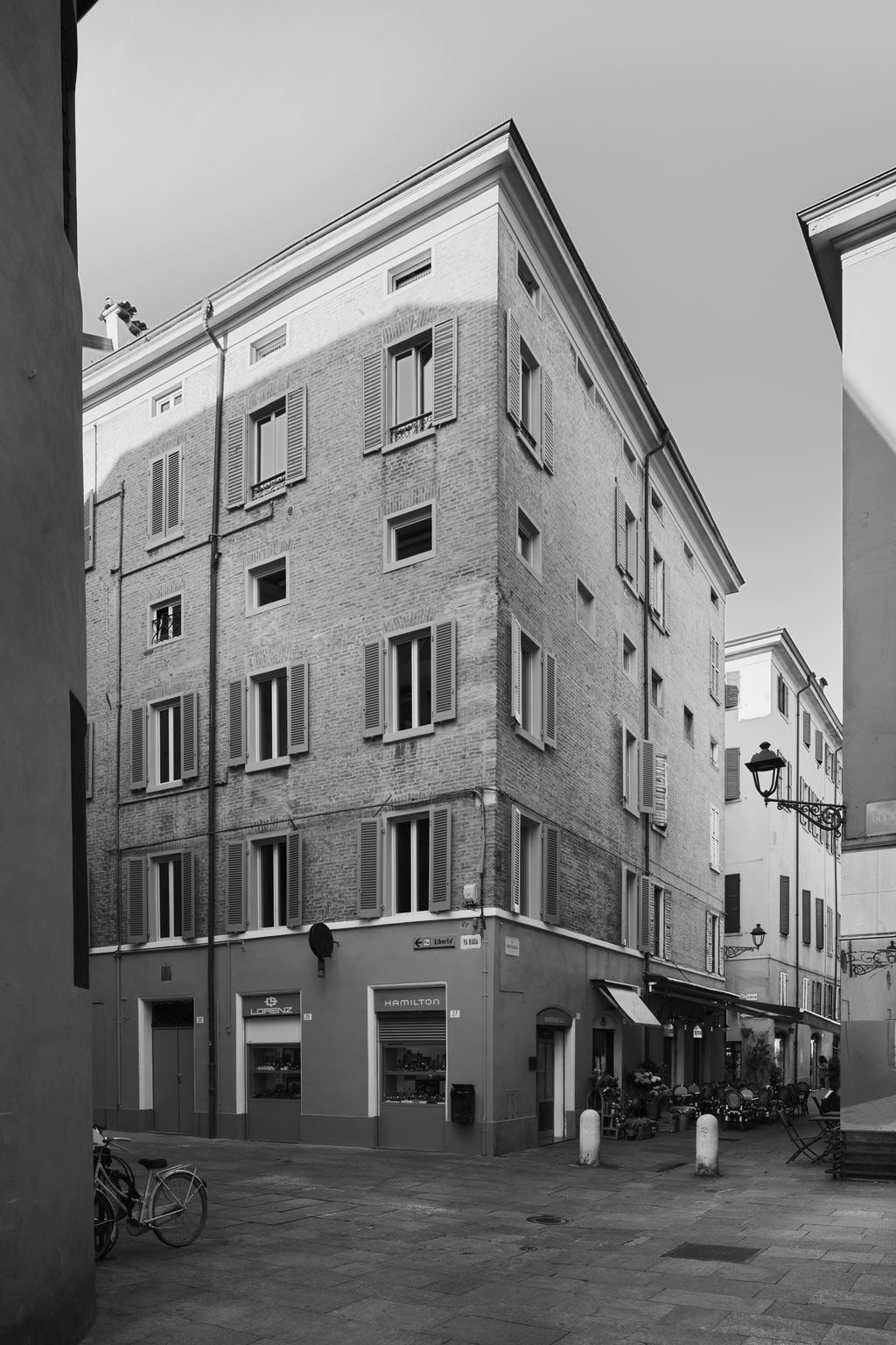 CASA MUTINA ligger i Modena i norra Italien, i ett av stadens äldre hus. CASA MUTINA ligger i Modena i norra Italien, i ett av stadens äldre hus.