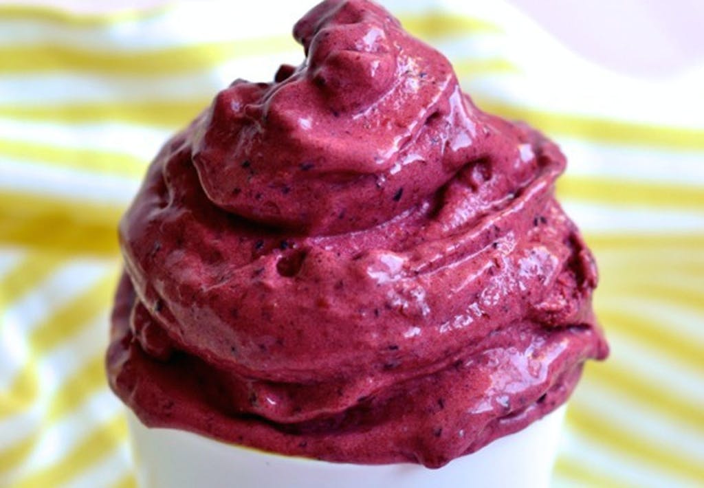 Enkel dessert du lager på 5 minutter: myk is med bær