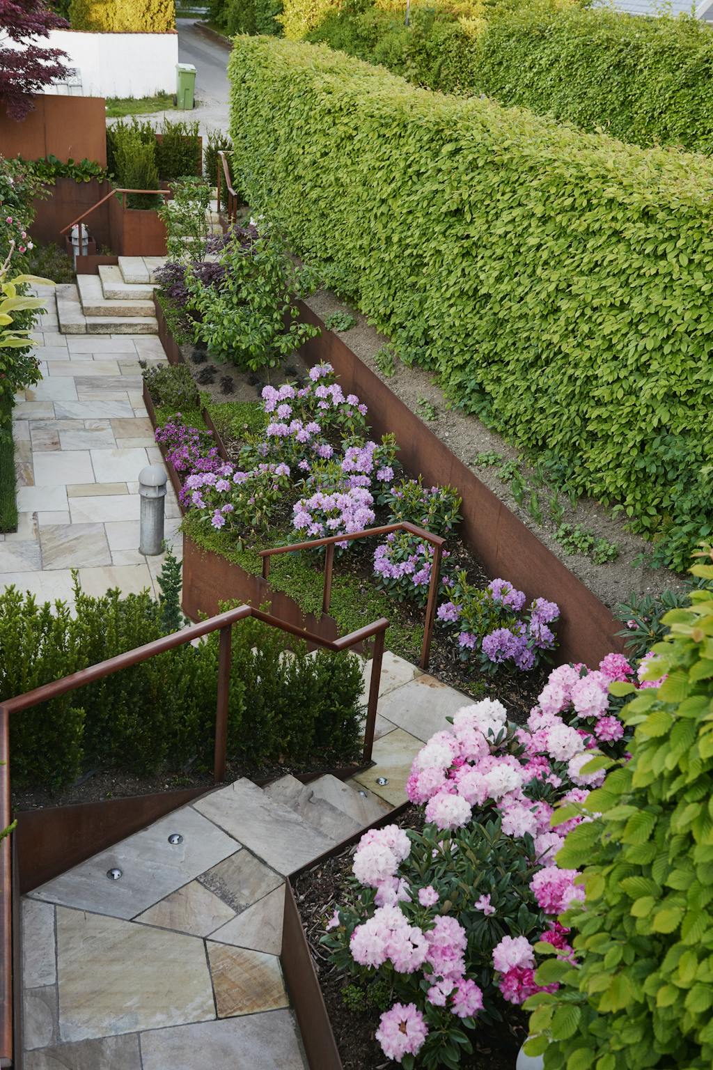 tuin met trappen en prachtige bloemen