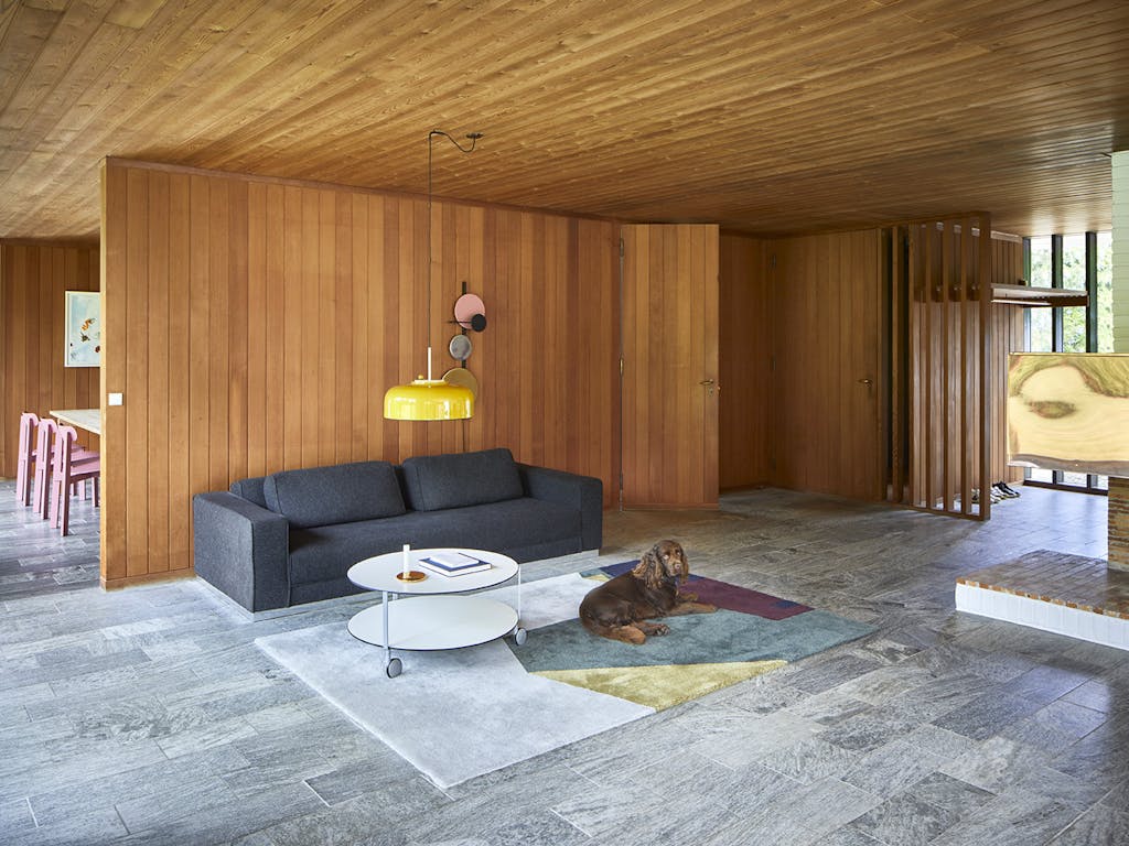 Stue med fliser og trævægge