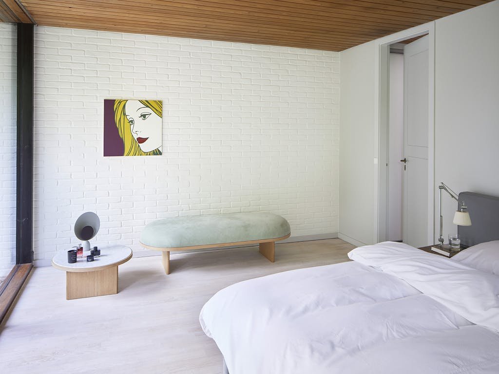 Lyst soveværelse med træloft og hvide vægge