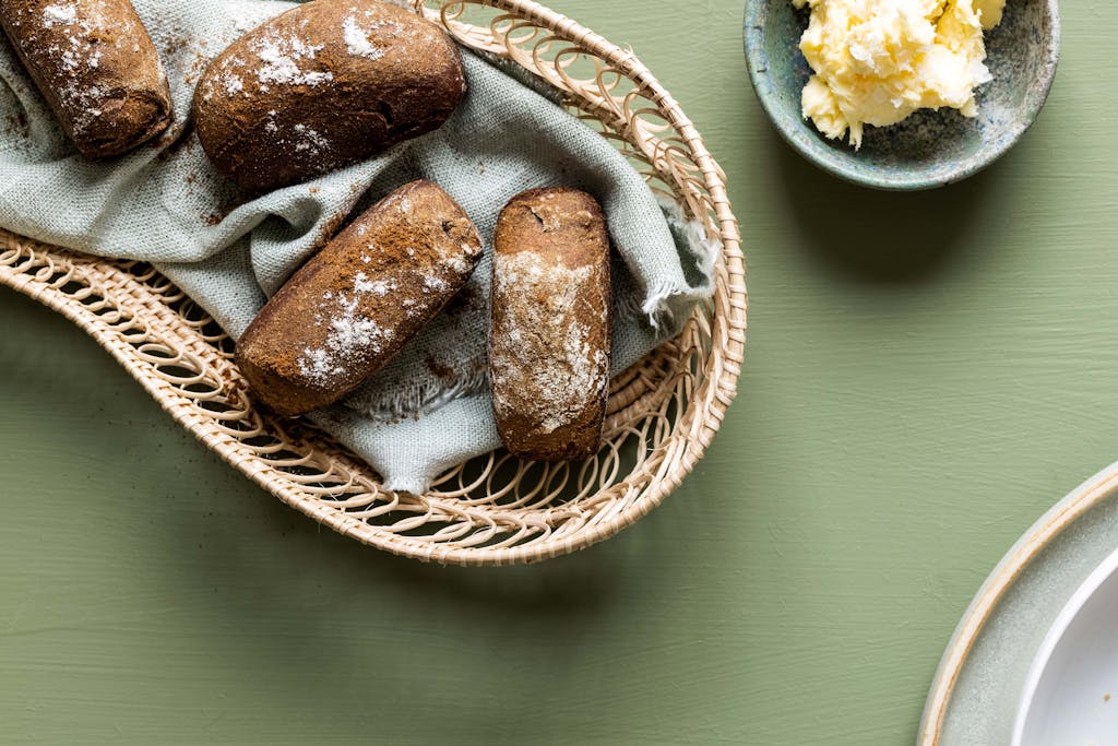 Knapperige moutbroodjes met luchtig geklopte boter