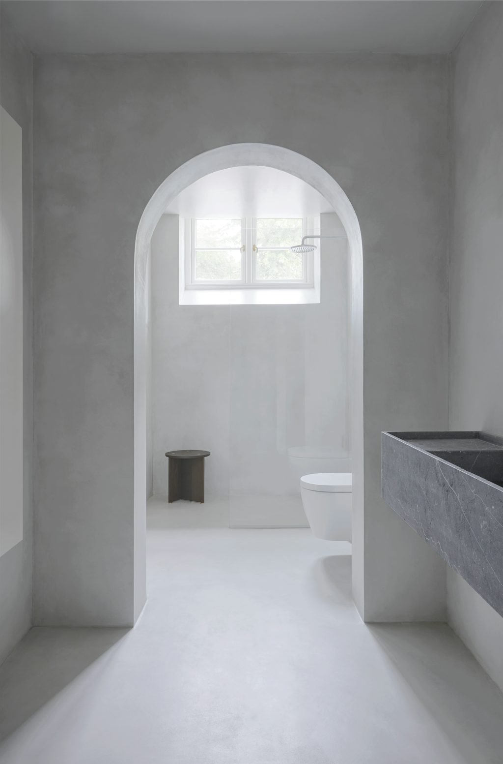 minimalistiskt badrum med stort handfat i sten och betongväggar minimalistiskt badrum med stort handfat i sten och betongväggar