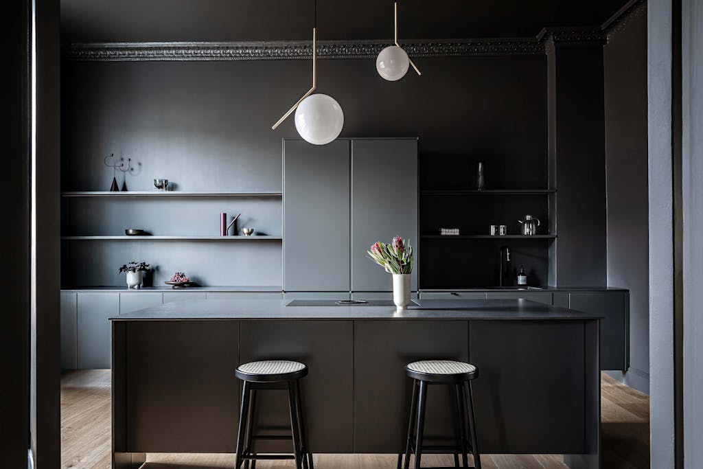 Peppergrå kjøkken med kjøkkenøy