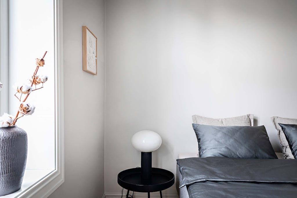 Seng med nattbord og lampe