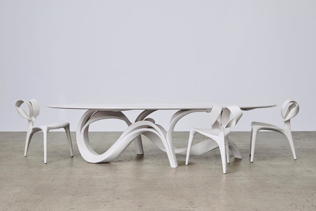 sculpturale en abstracte meubels in organische vormen door Morten Stenbæk