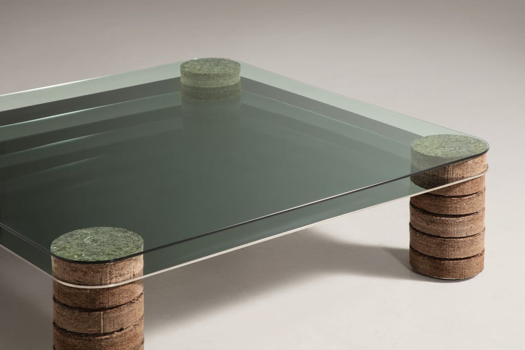 Het ontwerp van de salontafel vertelt het verhaal van het leven van zeegras onder water.