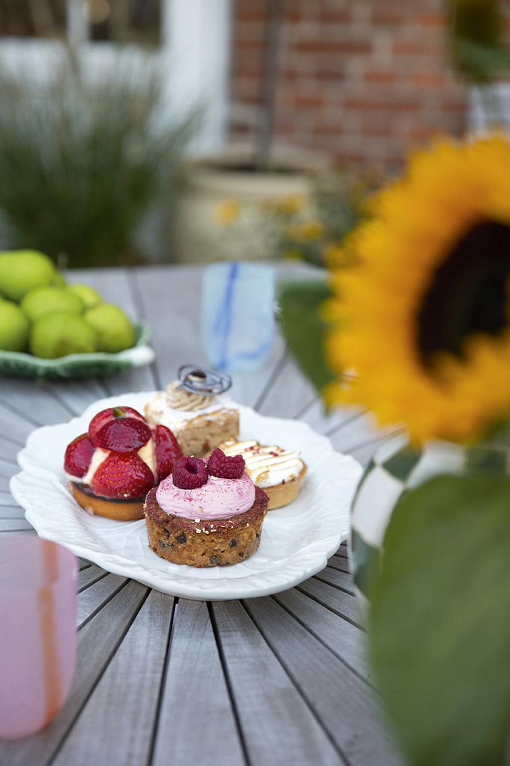 Altanhygge med kage og friske blomster