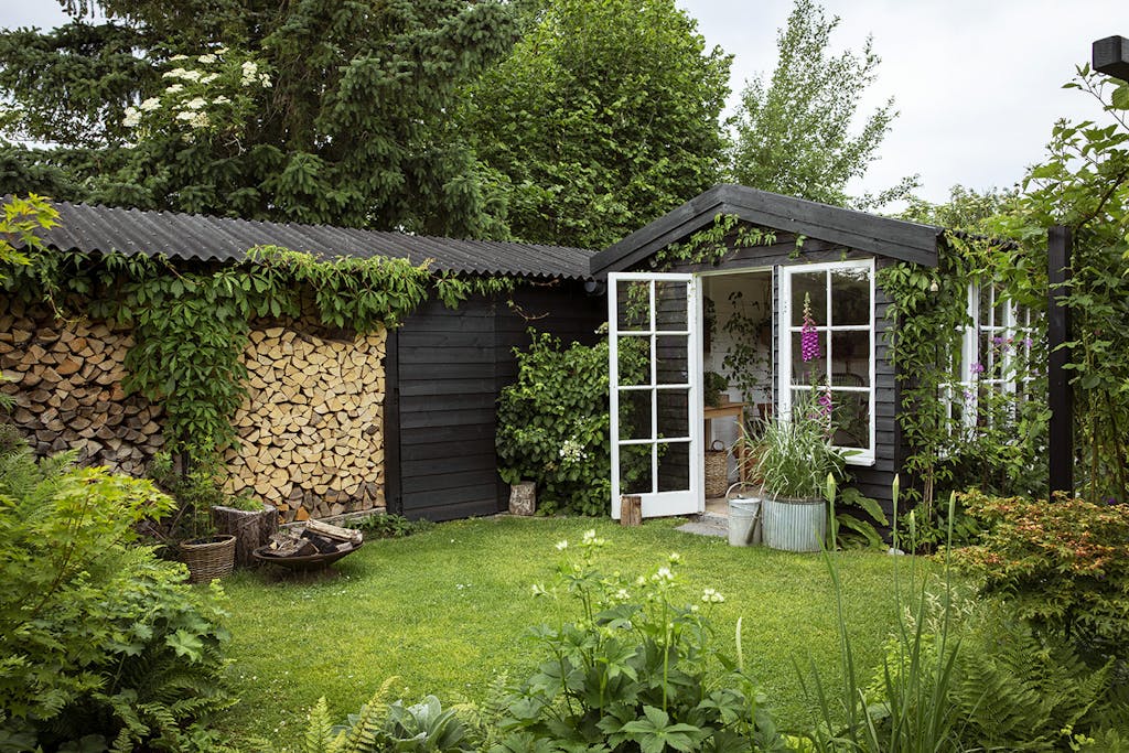 Have med kombineret brænde- og haveskur Have med kombineret brænde- og haveskur