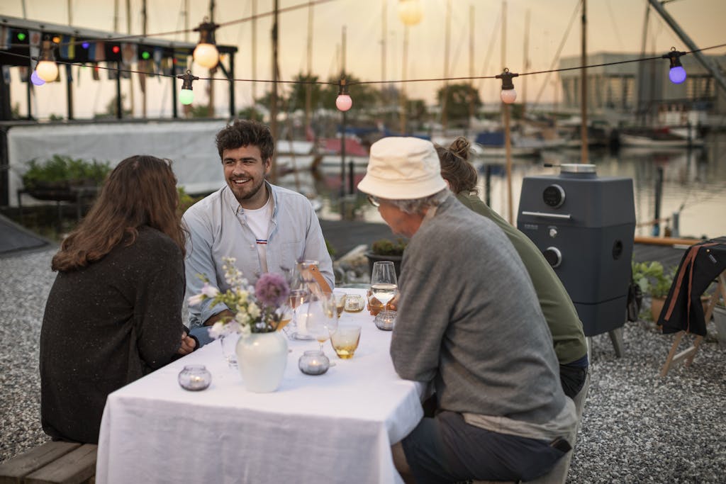 Sidder rundt om bord