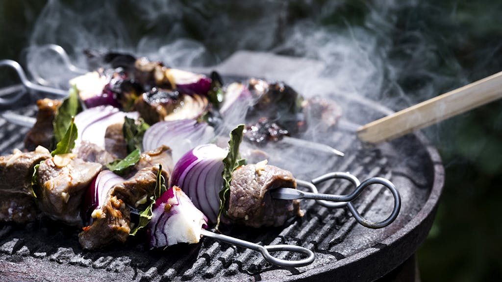 Grillede oksespyd med laurbær og rødløg