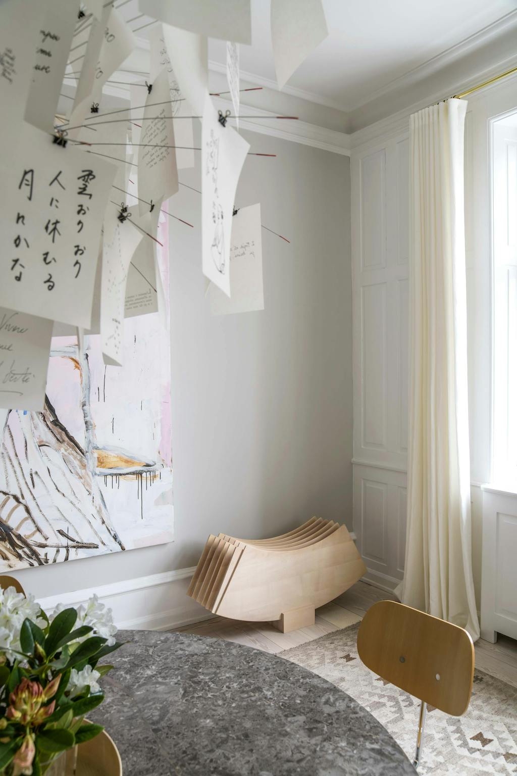 Papieren lamp kunst marmeren eettafel stoel heldere gordijnen