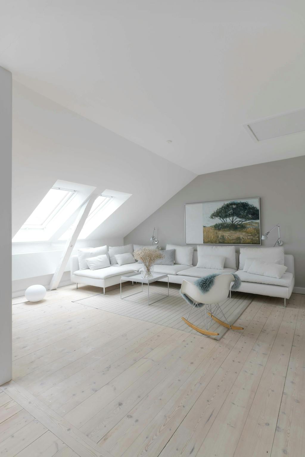 Witte ikea sofa banktafel van Hay and Eames schommelstoel