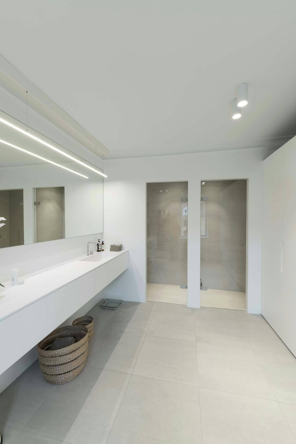 Badkamer met twee glazen deuren