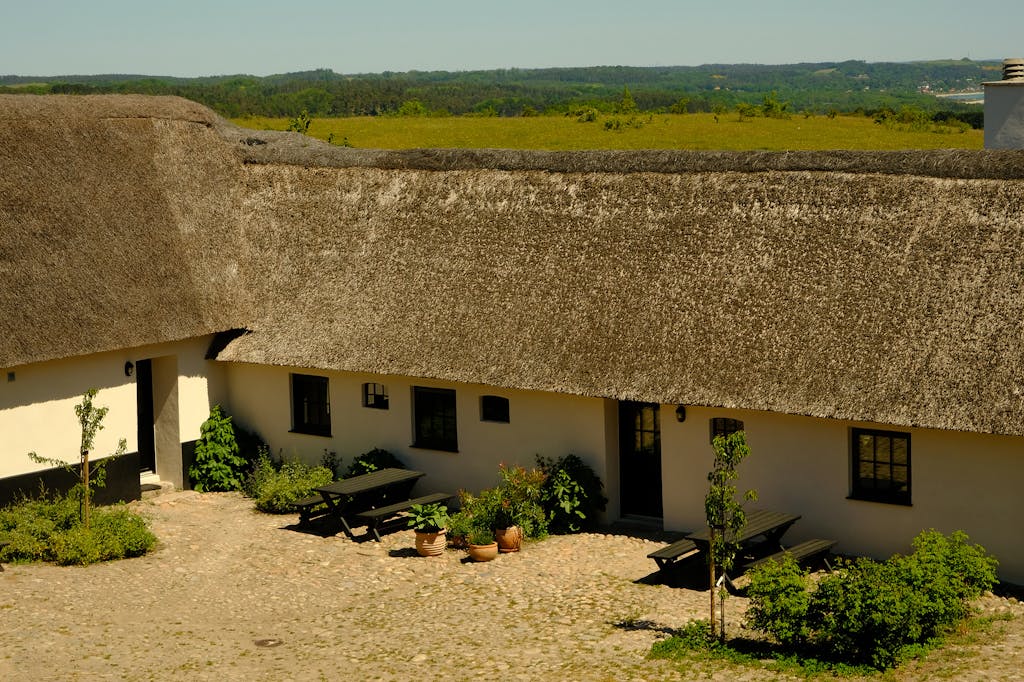 Sølballegaard er en stråtækt firlænget gård Sølballegaard er en stråtækt firlænget gård