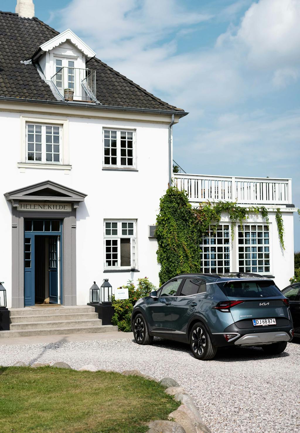 Bil holder foran Mangholm Badehotel