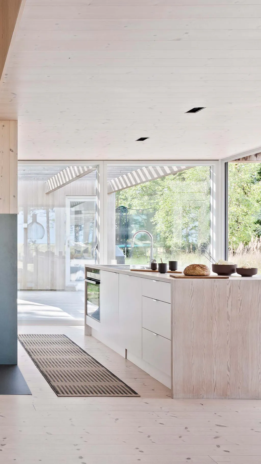 dinesen-har-skabt-et-helt-hjem-i-douglastr-fra-gulv-til-loft-bobedre-dk