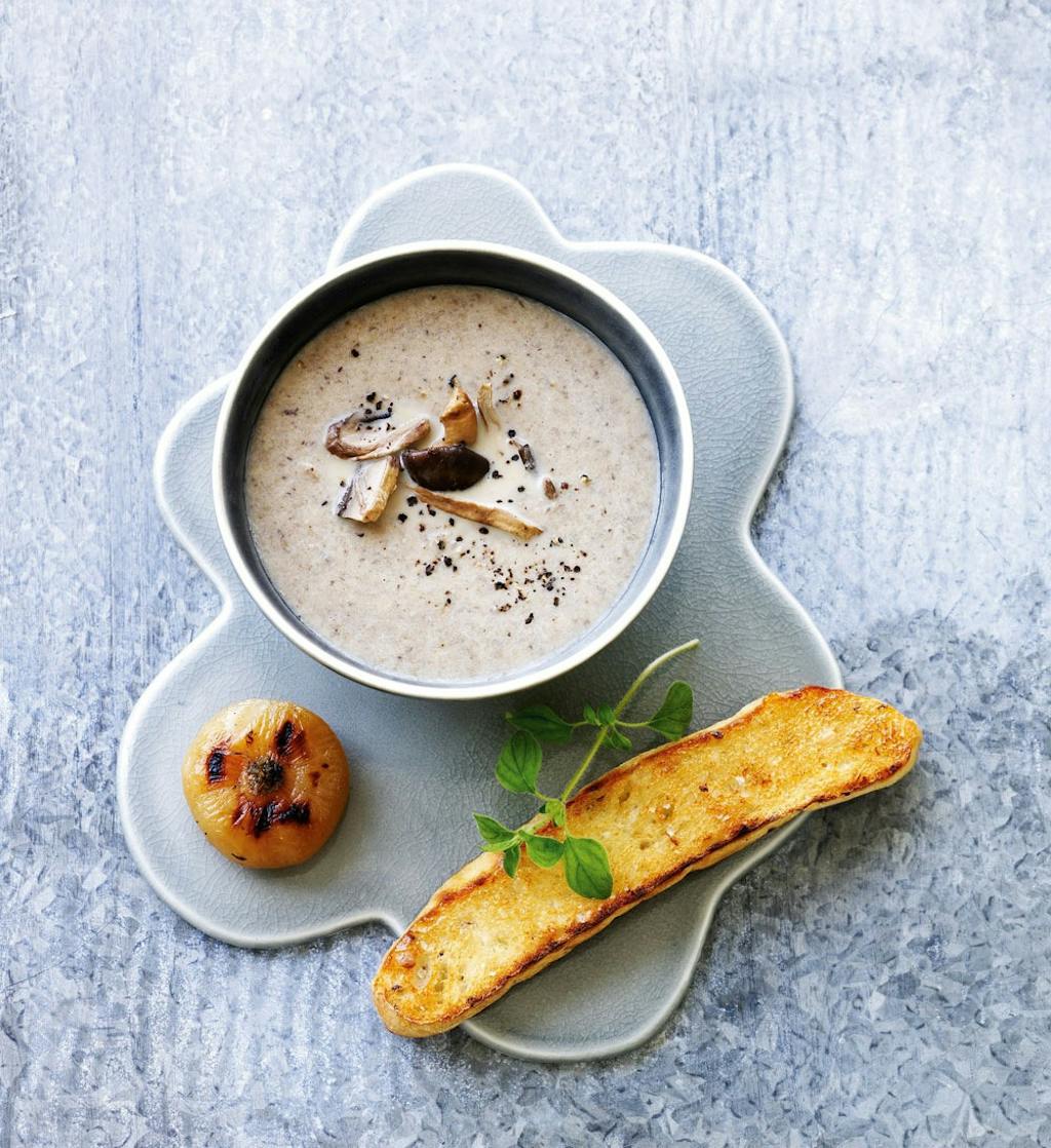 Opskrift på lækker svampesuppe med løg
