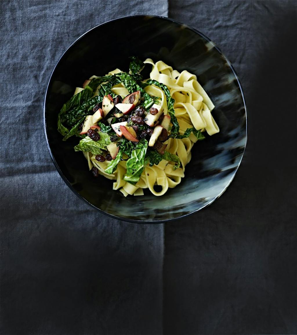 Nem og lækker pastaret med kål og æbler