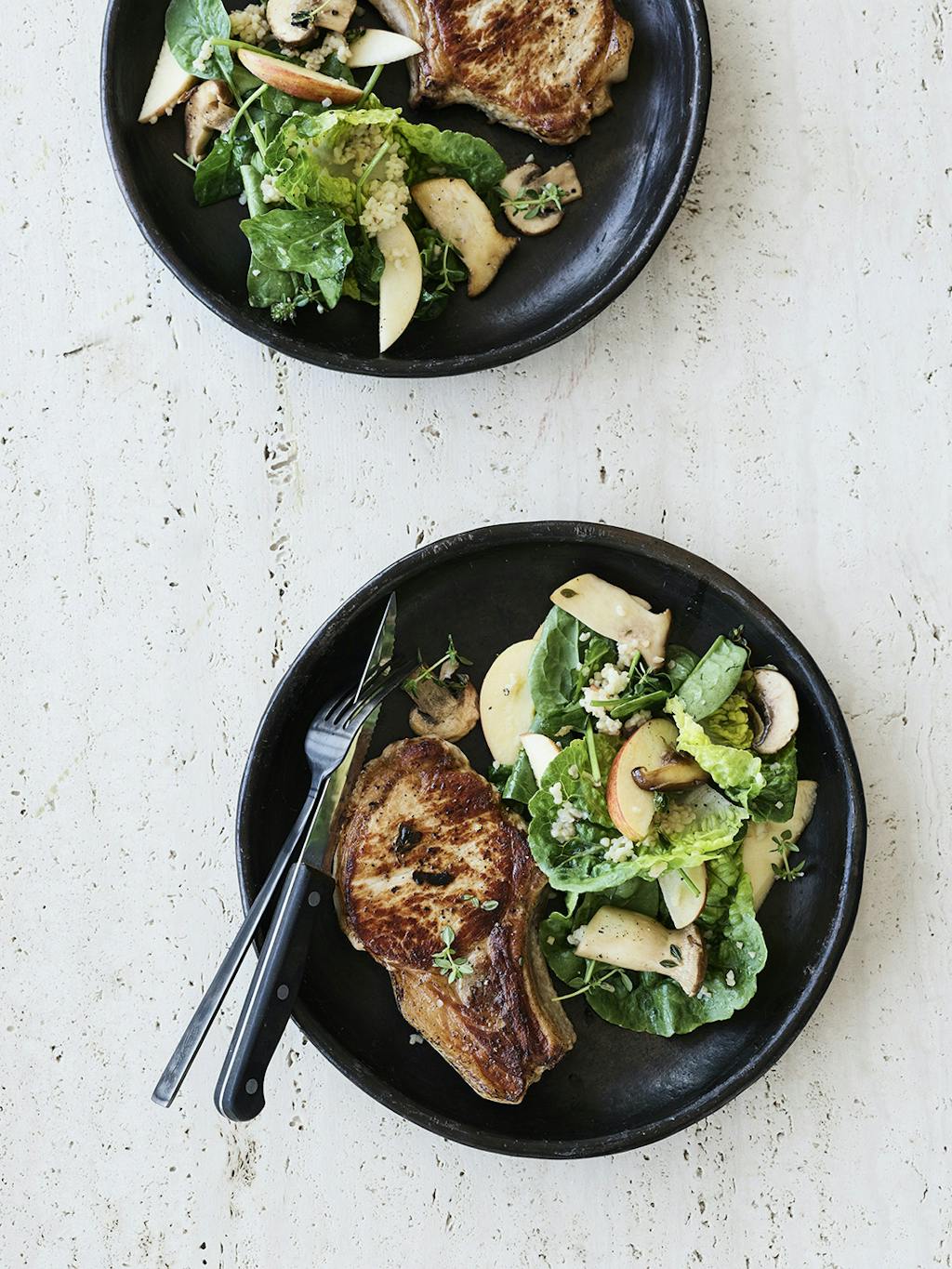 Salat med svampe og svinekotelet