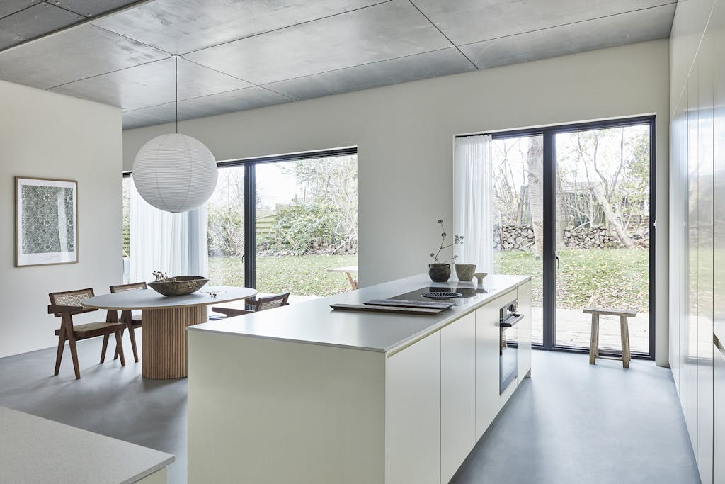 Stort, hvidt køkken med god opbevaring