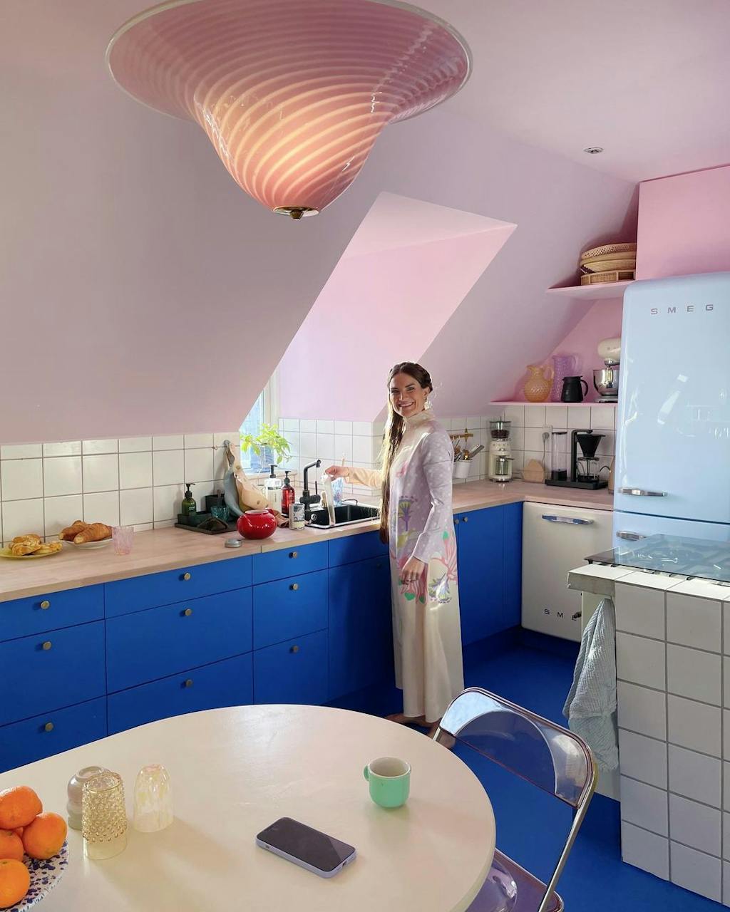 Blåt og lyserødt køkken