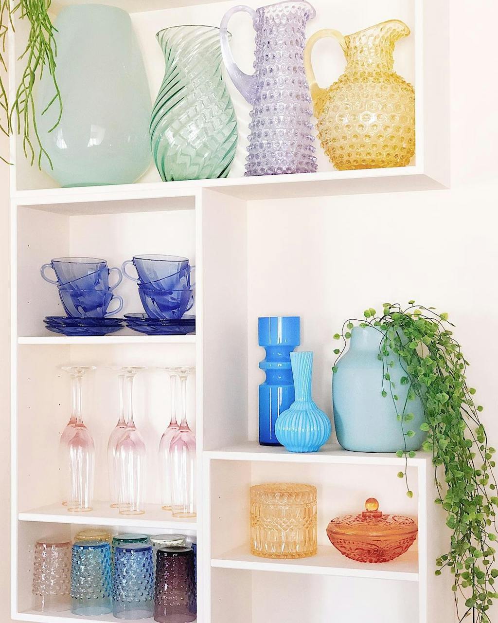 Reol indrettet med farvet glas
