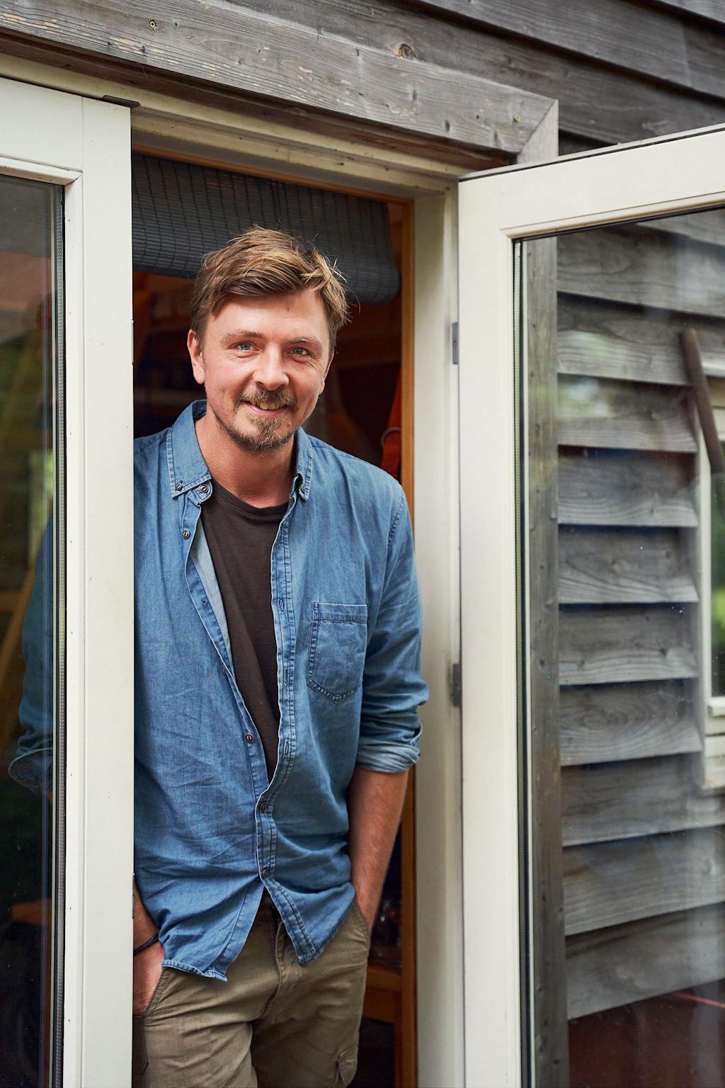 Anders byder velkommen i sit tiny house