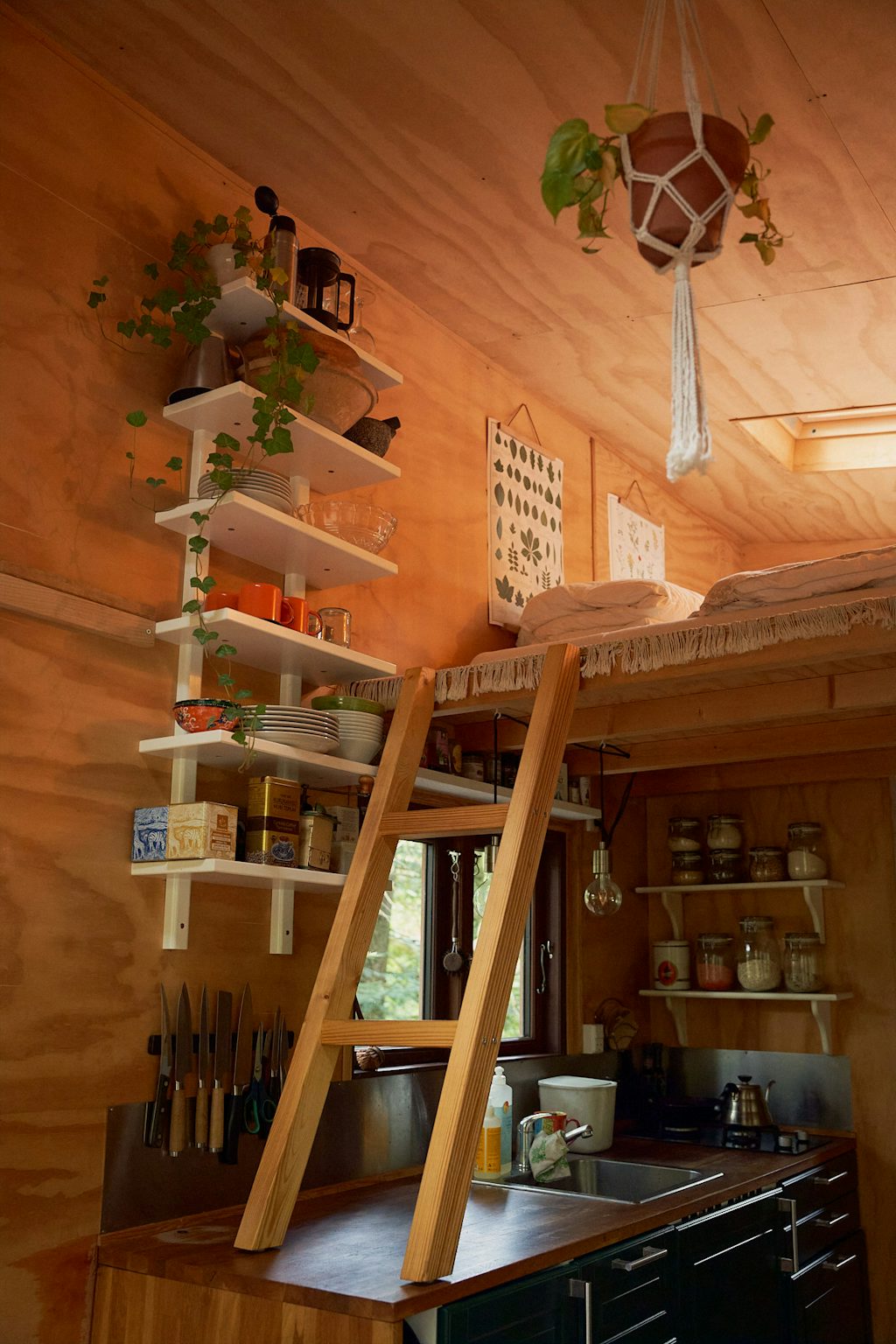 tinyhouse-indvendigt Køkken og soveværelse i tiny house