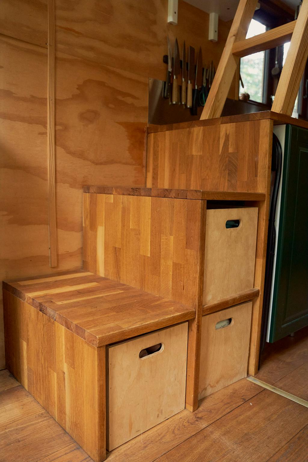 Trappen op til hemsen er også opbevaringsplads