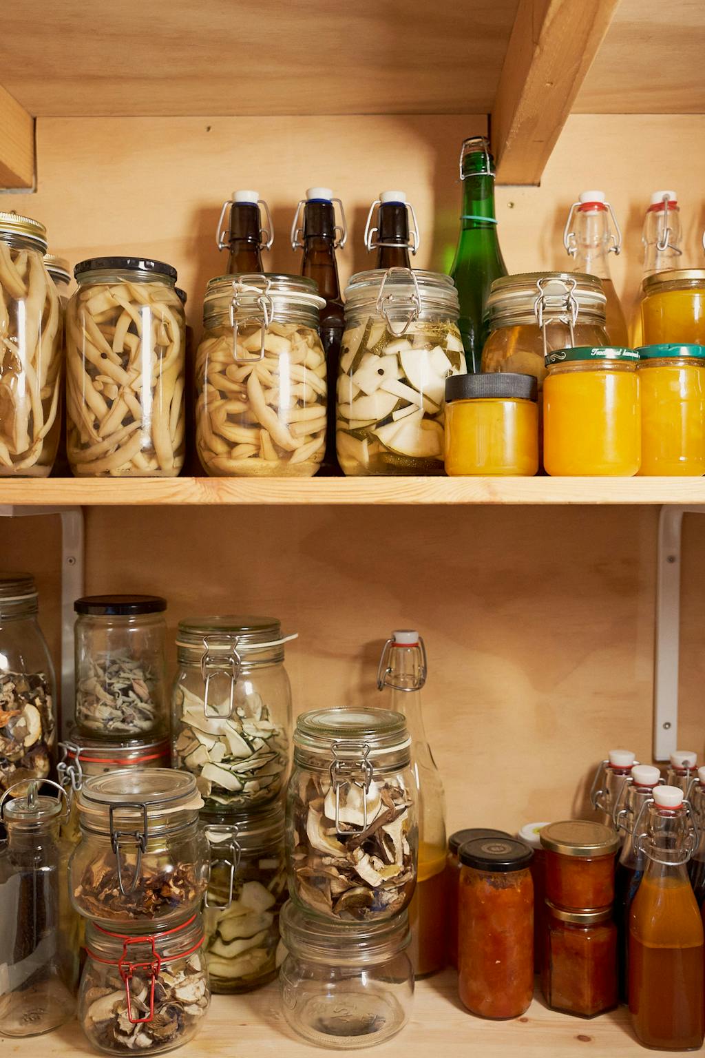 Spisekammeret er fyldt med syltede og tørrede frugt og grønt