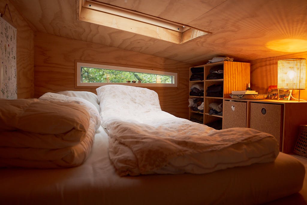 Soveværelset befinder sig på hemsen