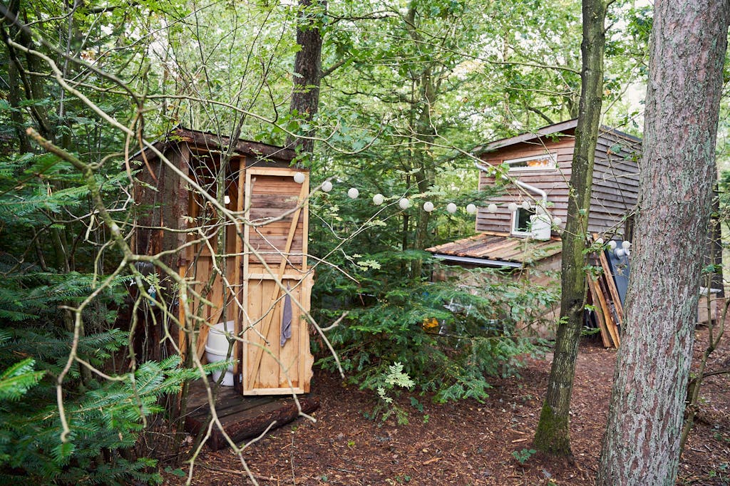 Bag huset har Anders bygget et toilethus