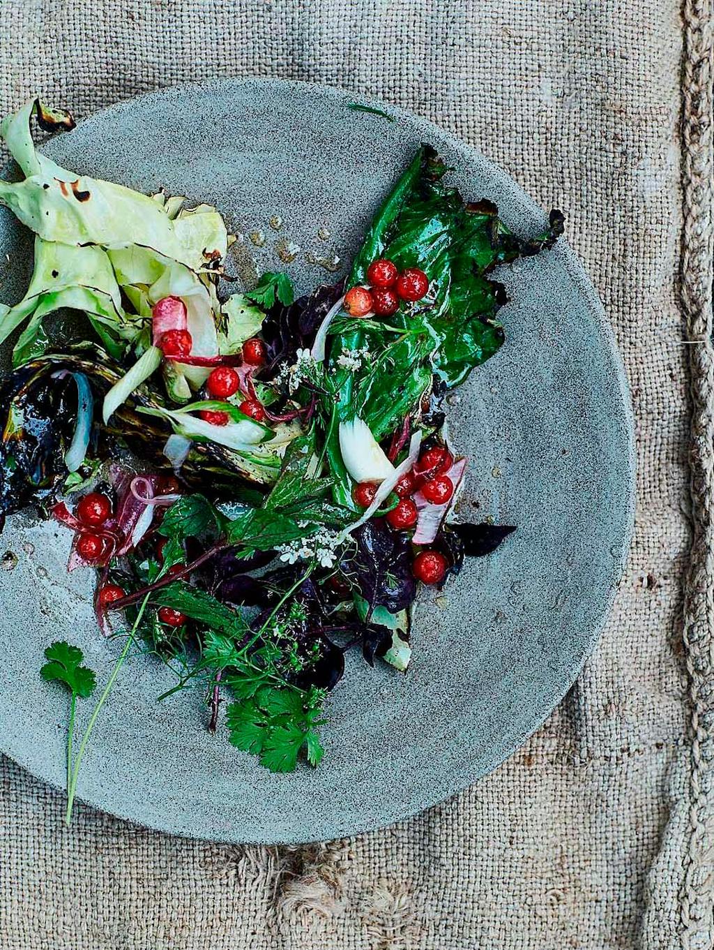 Grøn salat med bær