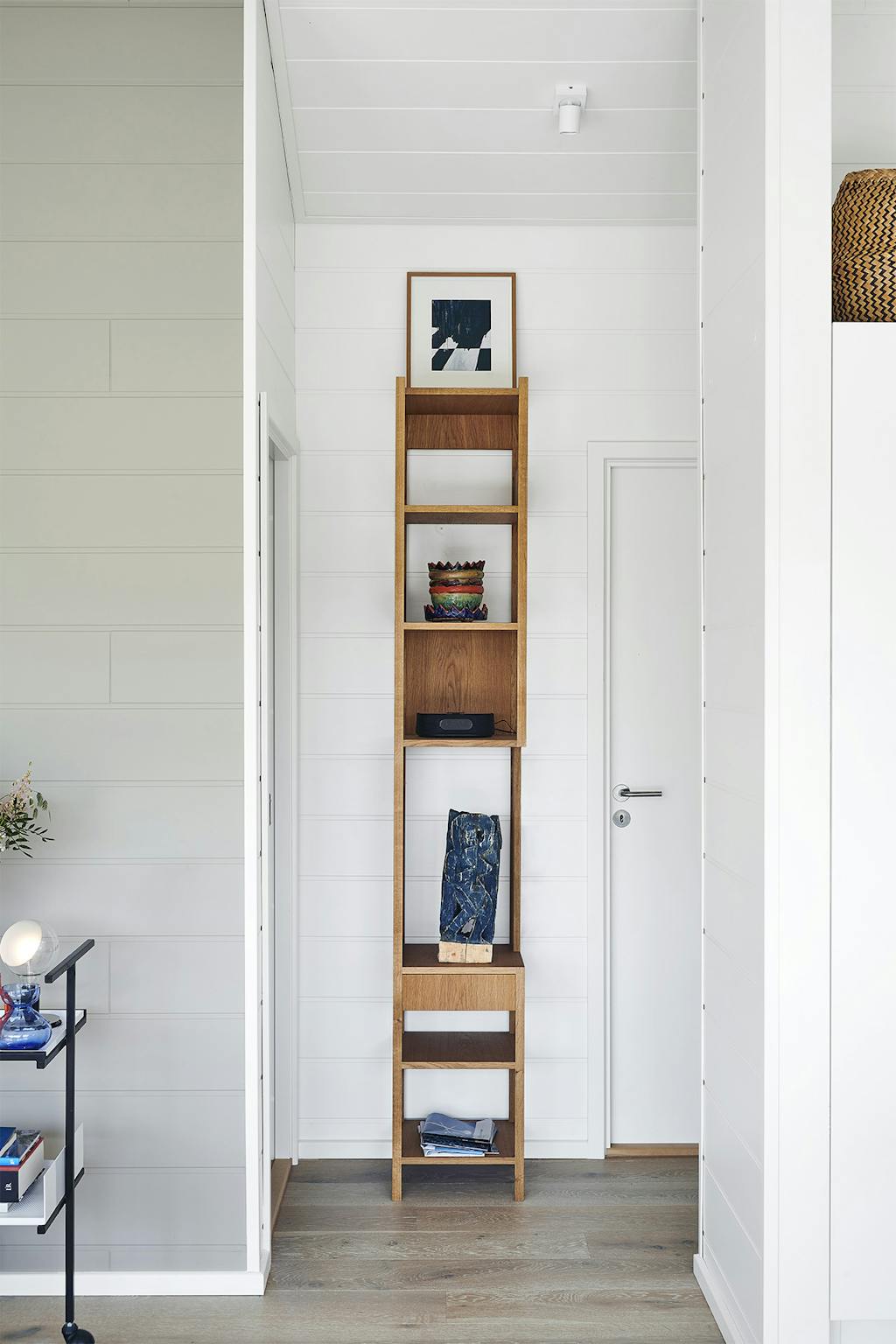 Enkel høj reol i træ