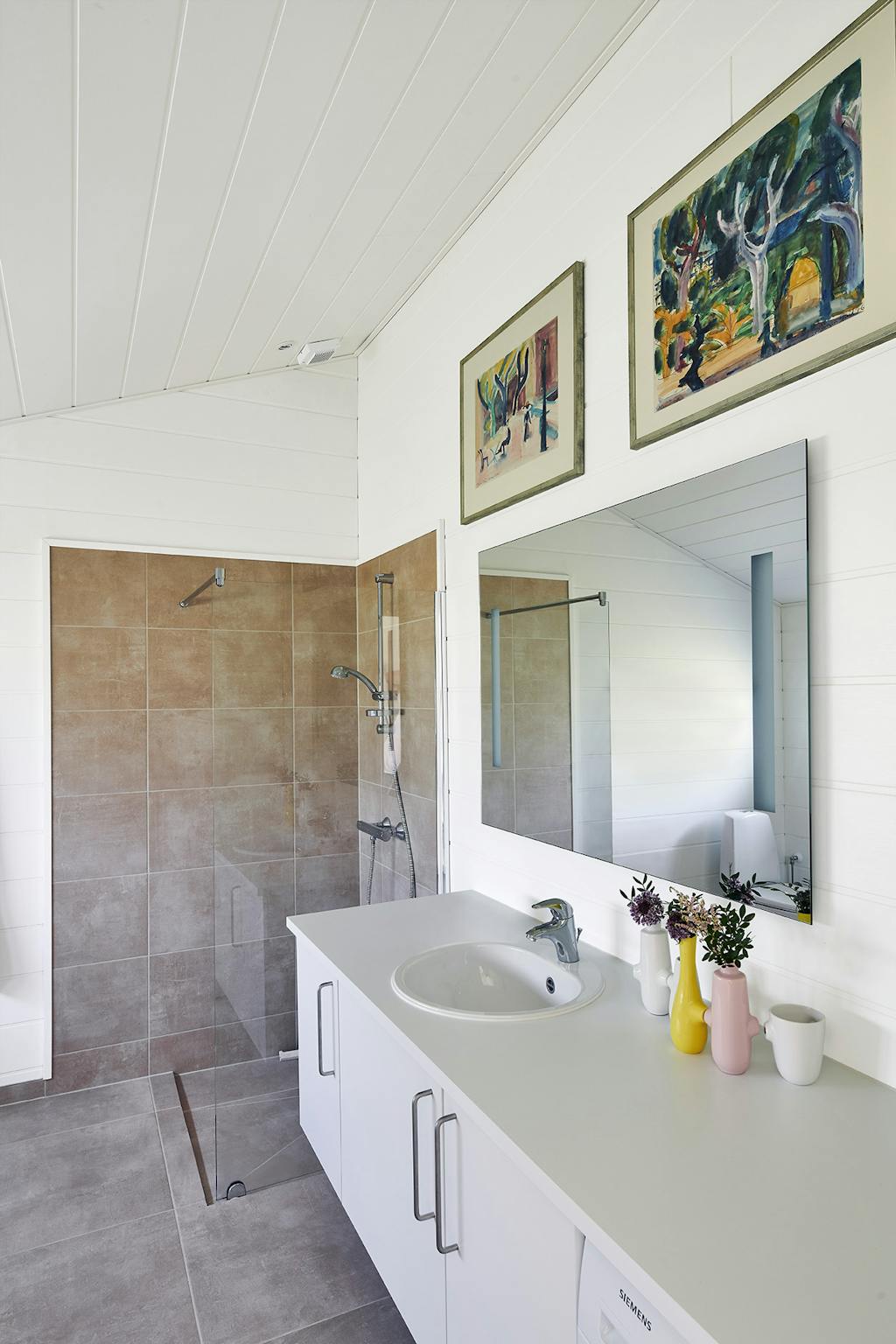 Badeværelse med store fliser