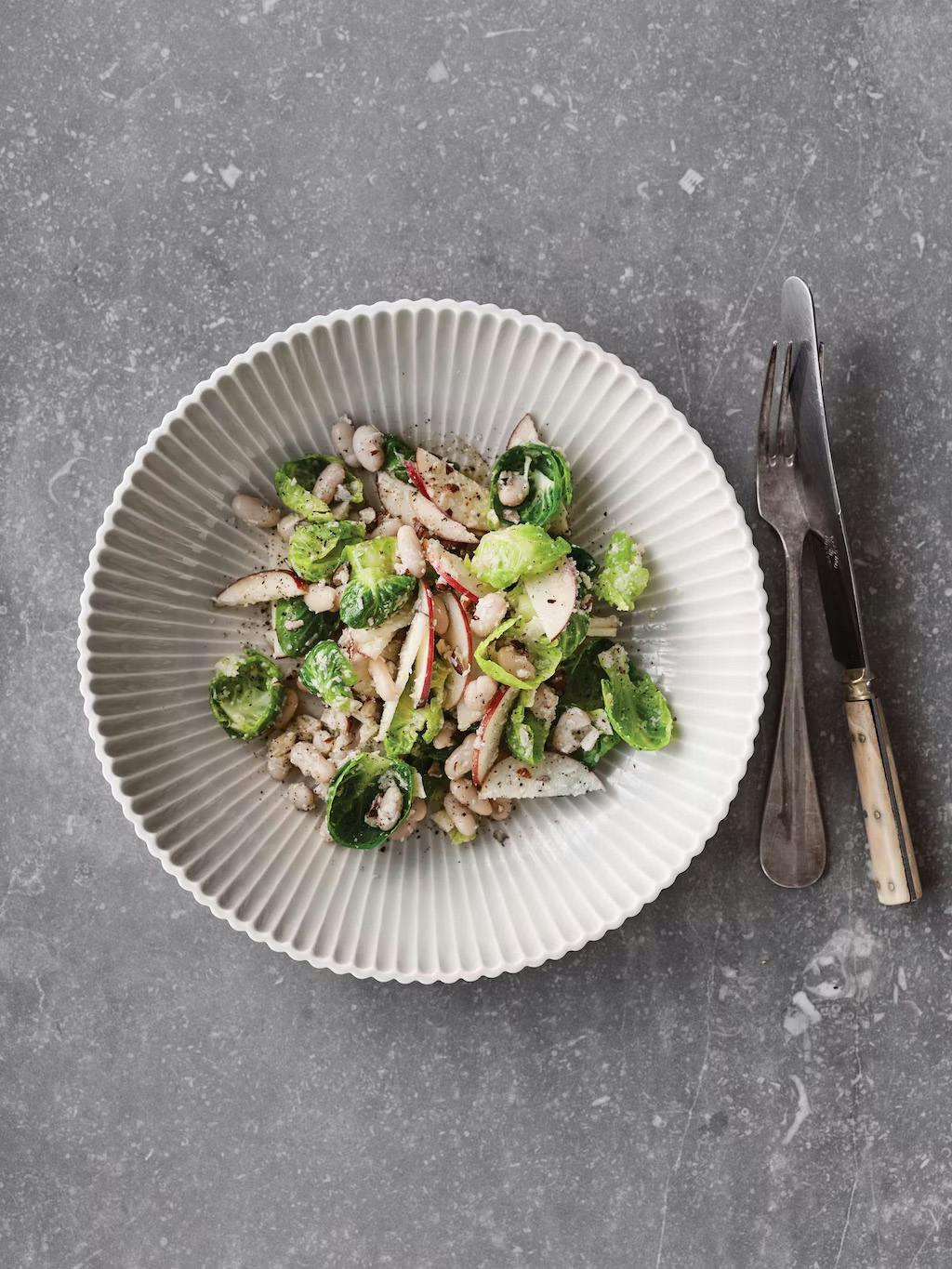 Opskrift på rosenkålssalat med æbler og parmesan
