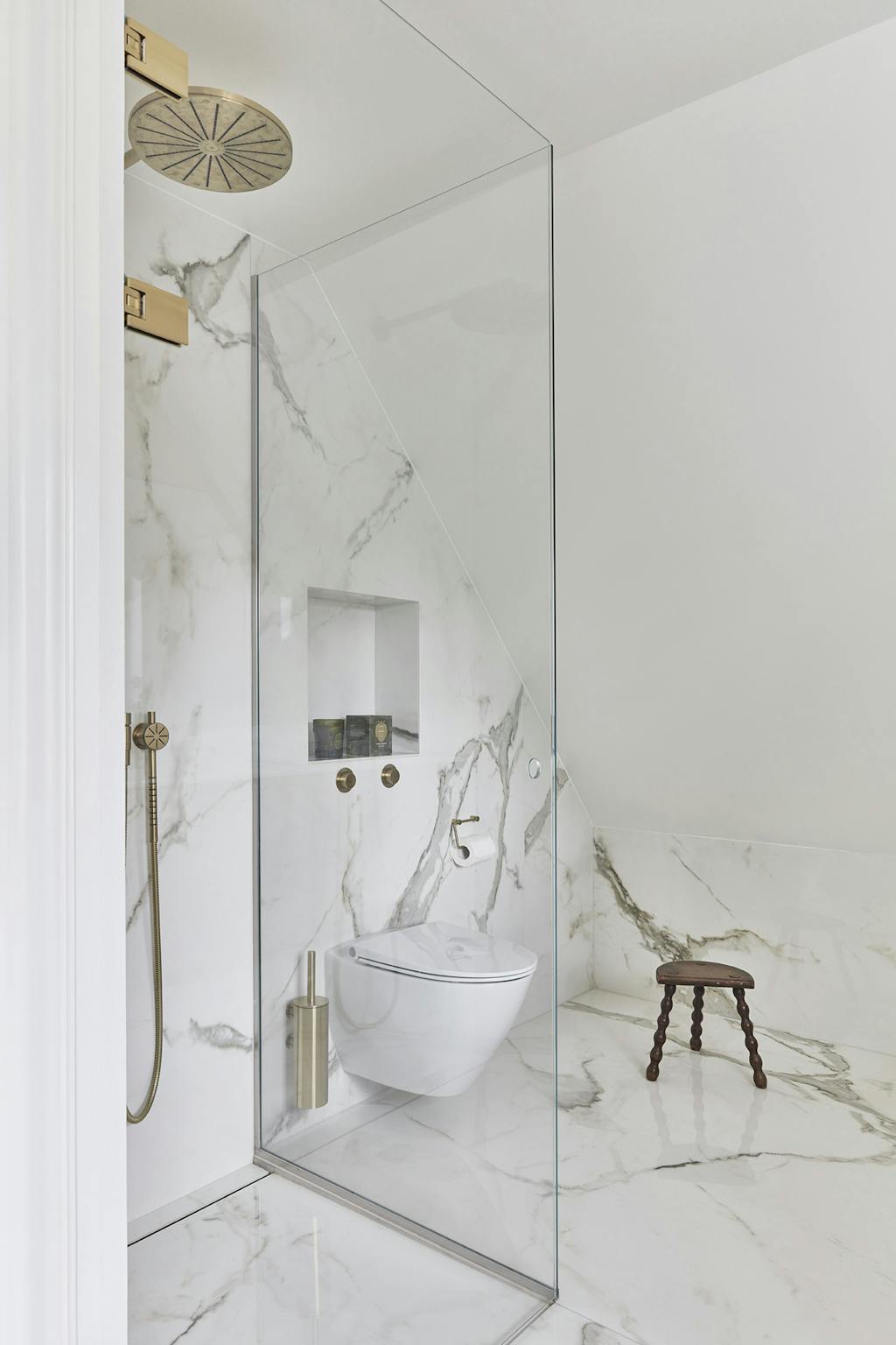 Bad med marmor og messing