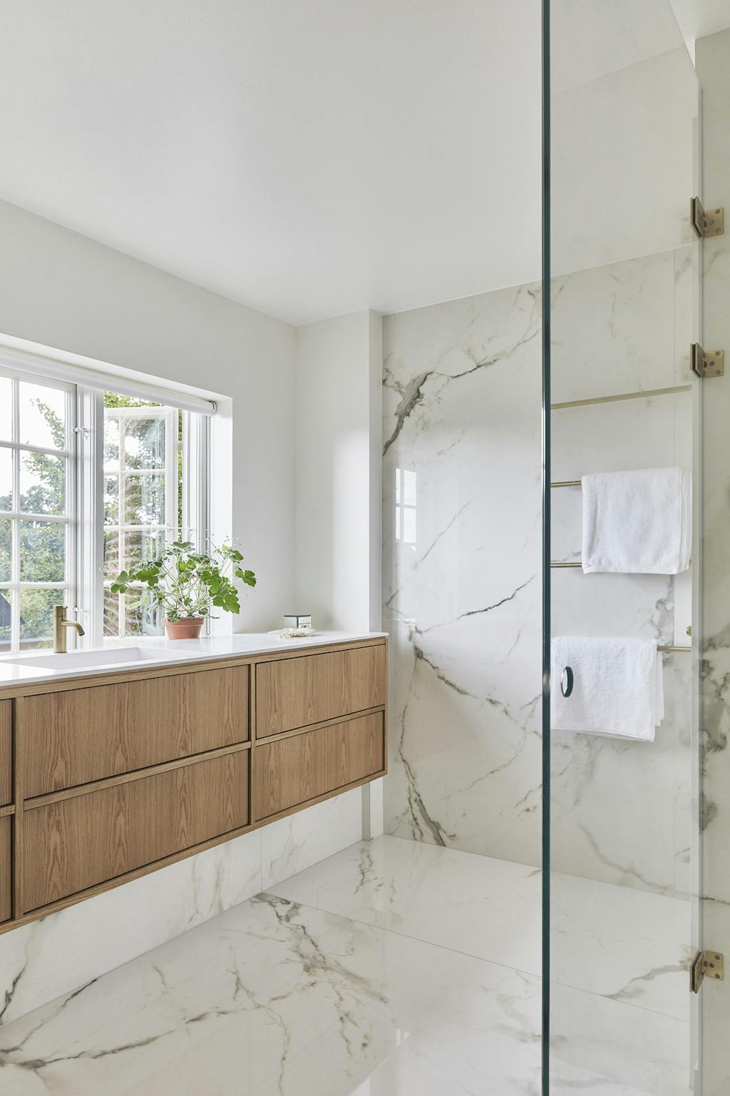 Badeværelse af Nanna Wistoft med marmordetaljer og træ