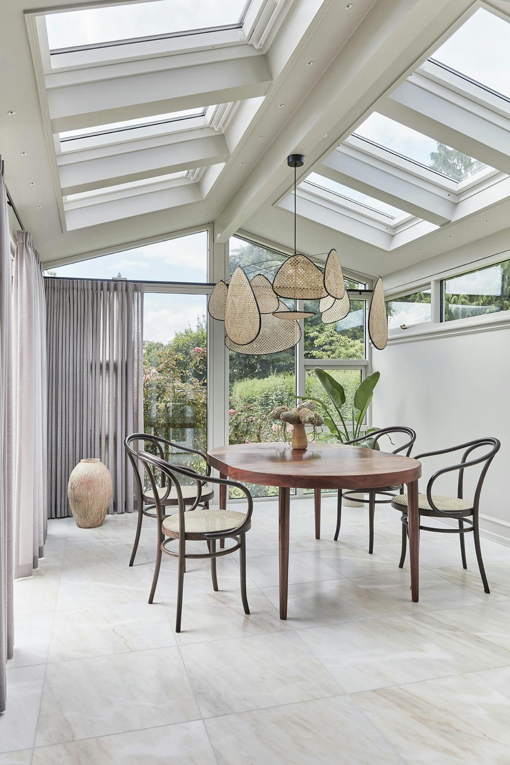 Udestue med vintagemøbler, Thonet-stole og planter