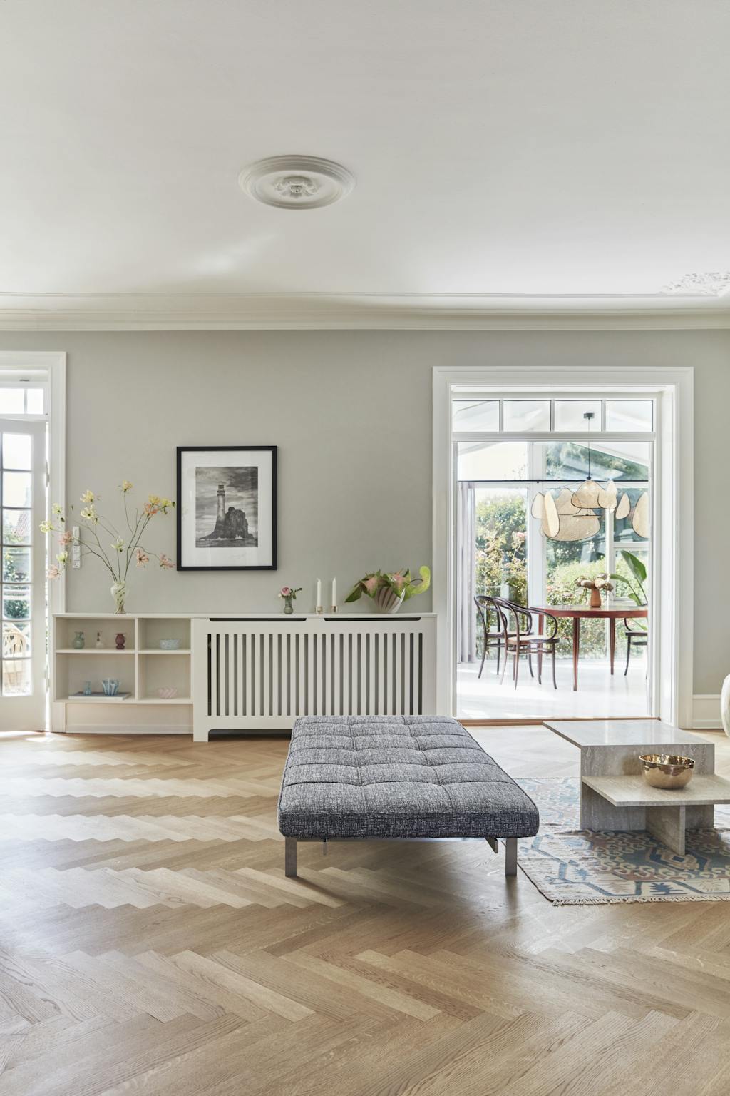 Stue i nordiske, lyse toner og sildebensparket