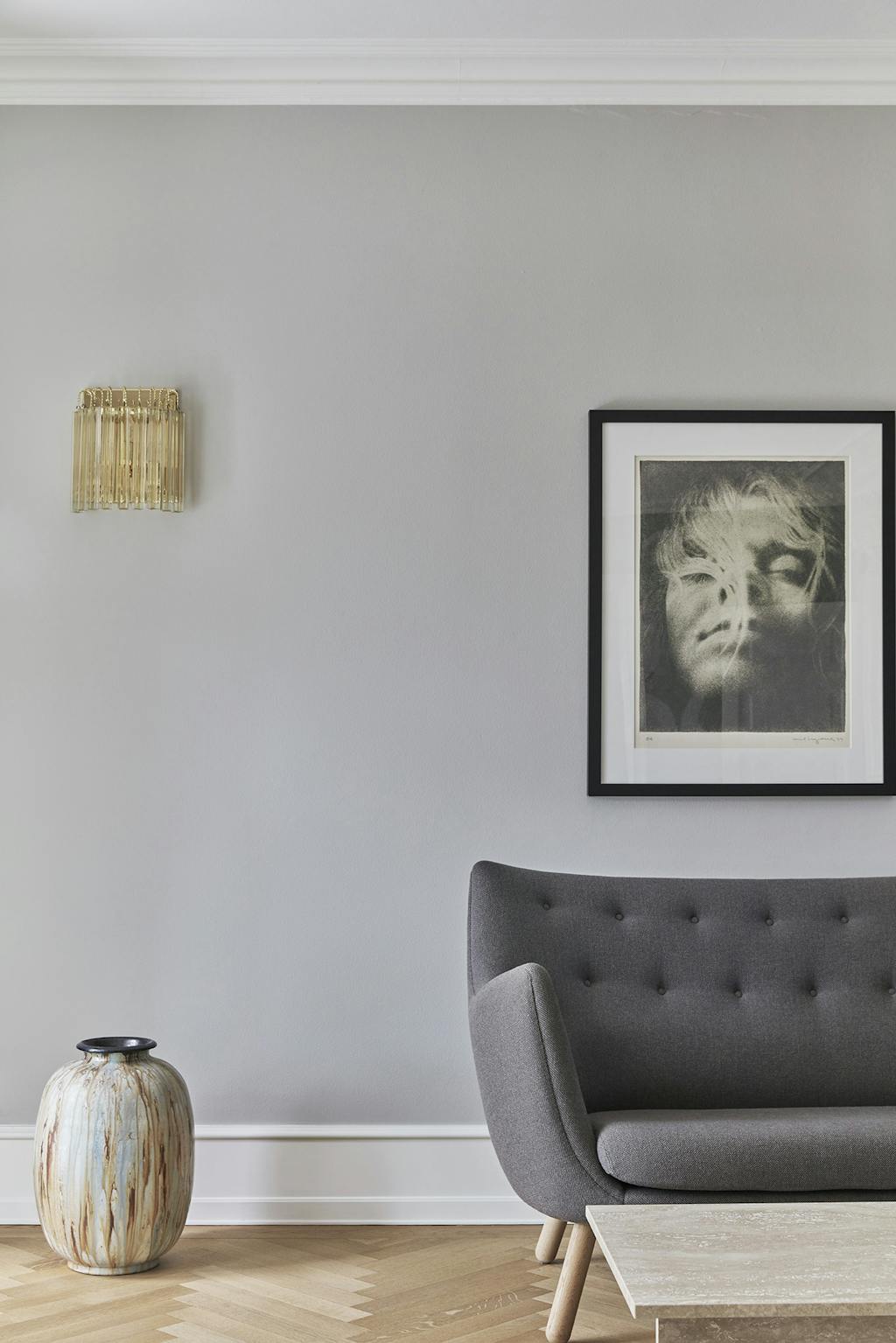 Stue med grå væg og smukke gulve