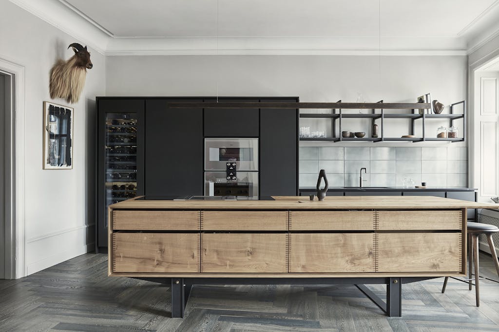 Moderne køkken med træ og sorte skabe