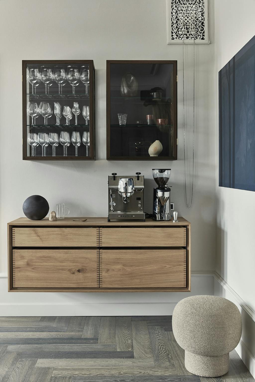 Vitrineskabe i røget eg