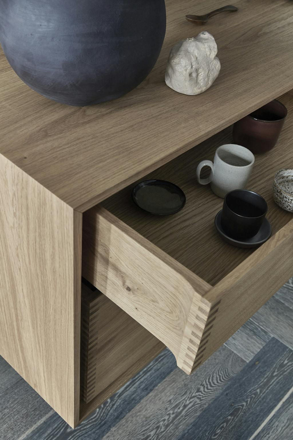 Svævende kommode i naturligt træ