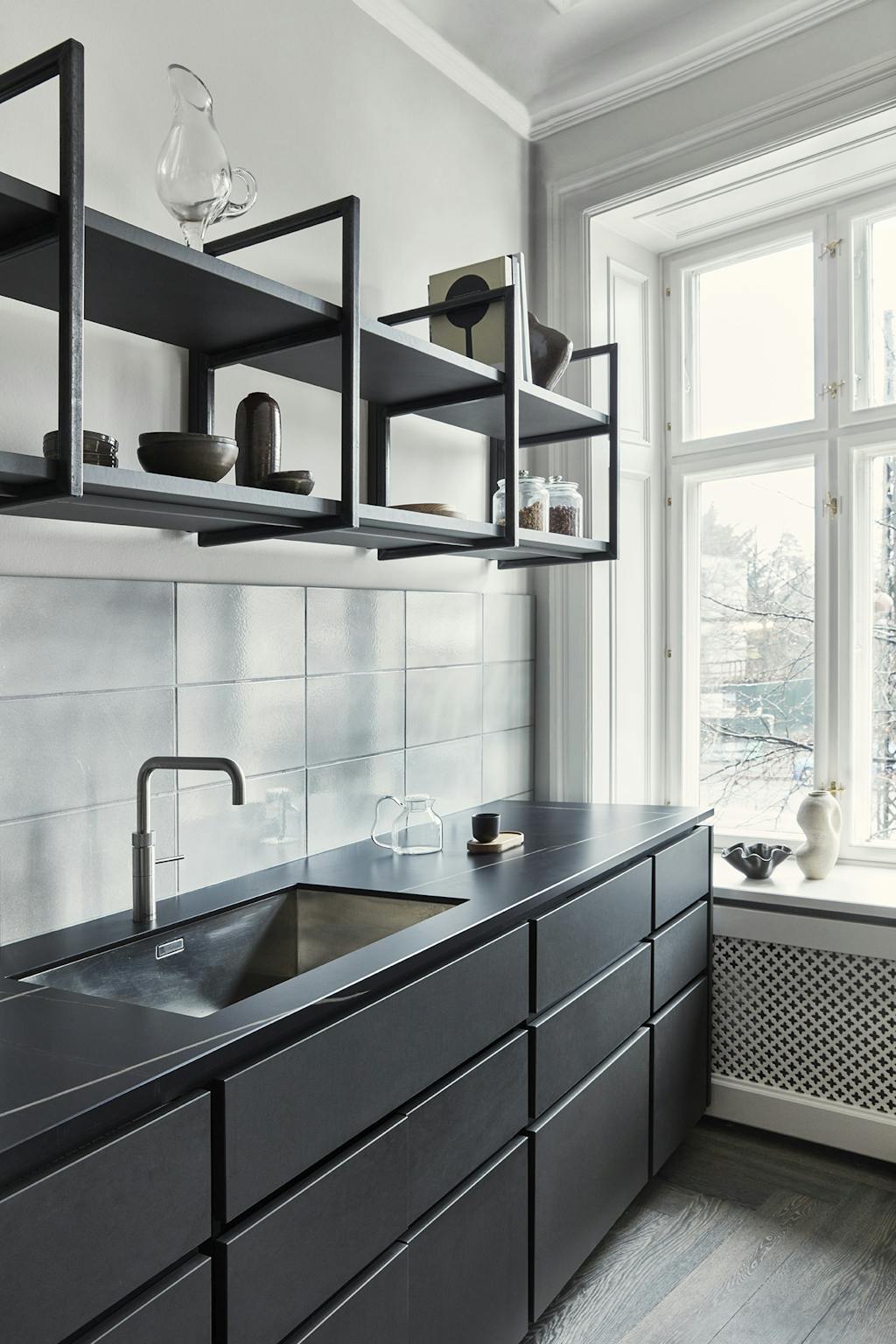 Sort køkken med åbne reoler